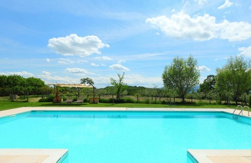Trevinano Villa | Nice apartment in villa for 6 guests with pool, WIFI, balcony, pets allowed and parking
