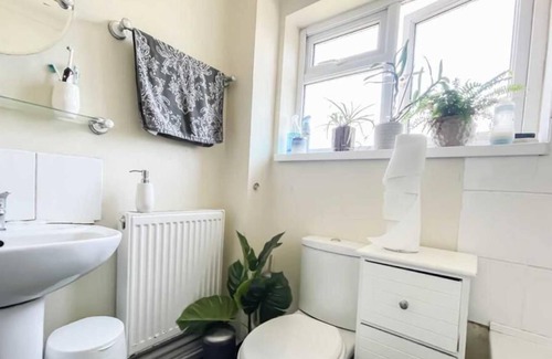 Hemel Hempstead House | Nice,bright & friendly home , 15 minutes to city centre