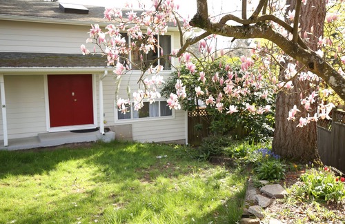 Bothell House | Nice Cozy Quiet House -W back Yard