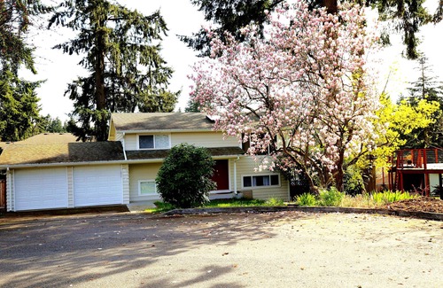 Bothell House | Nice Cozy Quiet House -W back Yard