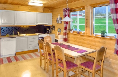 Akra House | Nice home in åkra with WiFi