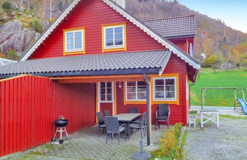 Akra House | Nice home in åkra with WiFi