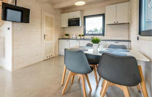 Wrzosowo House | Nice Home In Dziwnówek With Wifi