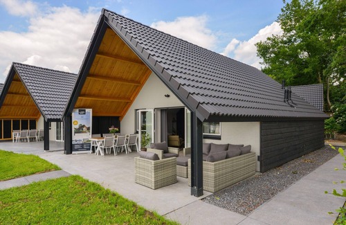 Kerkdriel House | Nice home in Kerkdriel with kitchen