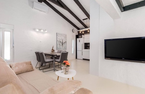 Lopar House | Nice home in Lopar with jacuzzi