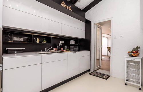 Lopar House | Nice home in Lopar with jacuzzi