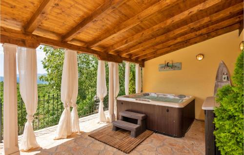 Vrgorac House | Nice Home In Orah With House A Panoramic View
