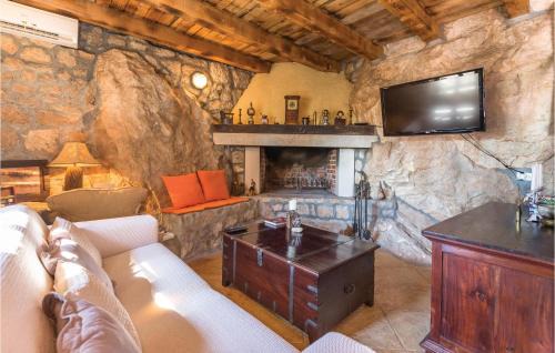 Vrgorac House | Nice Home In Orah With House A Panoramic View