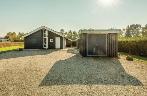 Hasmark Strand House | Nice home in Otterup with kitchen