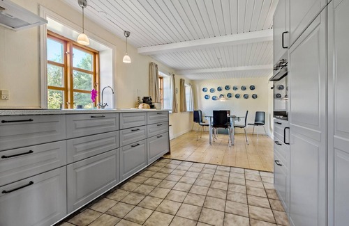 Ronne House | Nice home in Rønne with WiFi