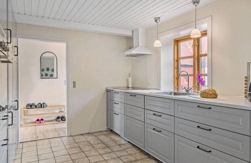 Ronne House | Nice home in Rønne with WiFi