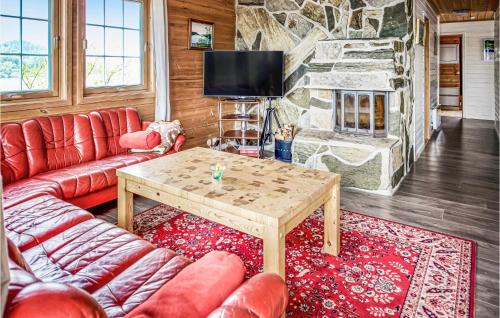 Finnoy House | Nice Home In Sjernarøy With Sauna