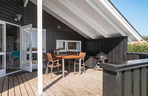 Grønninghoved Strand House | Nice home in Sjølund with sauna