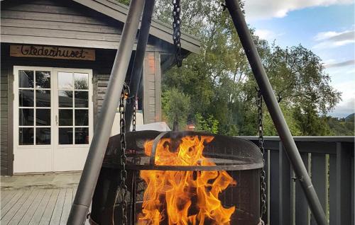 Midsund Municipality House | Nice Home In Vatne With Jacuzzi