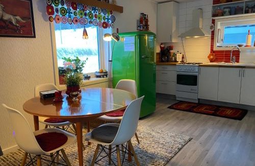 Grovfjord House | Nice little house right by the sea, stunning view