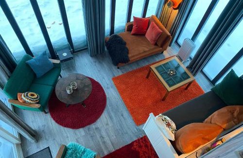 Grovfjord House | Nice little house right by the sea, stunning view