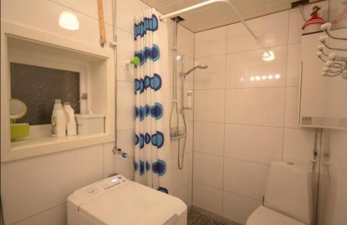 Grovfjord House | Nice little house right by the sea, stunning view