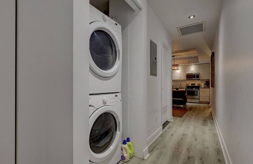 International District Apartment | Nice loft in Montreal's Old Port, blending historic charm with modern comfort in a prime location.