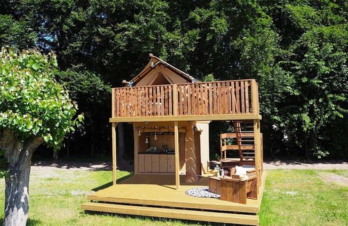 Vierhuizen House | Nice safari tent with bathroom on a holiday park near Lauwersmeer National Park