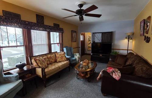 Lombard House | Niche accommodation in Chicago suburb - Oak Room