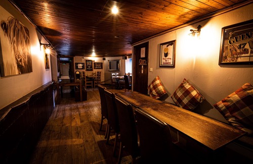 Stirling Apartment | Nicky-Tams Bar & Apartments