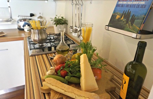 Vicopisano Apartment | Nido Bianco, Authentic Tuscany + garden + AC, village centre. Nr Pisa/Lucca