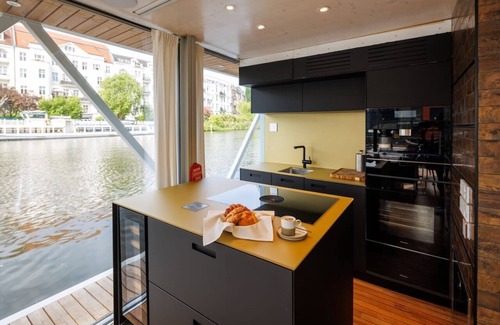 Moabit Boat Rental | Nido - relax in style on Berlin's most exclusive and natural houseboat.