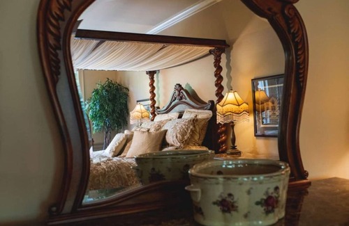 Elizabethtown House | Nightingale Suite at Moonstone Manor