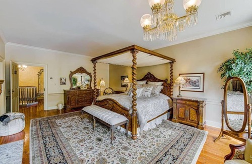 Elizabethtown House | Nightingale Suite at Moonstone Manor