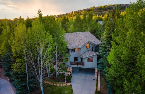 Deer Valley Cabin | Nightstar by AvantStay | Charming Rustic Cabin w/Large Balcony & Sauna