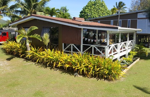 Nikao Tapere House | NIKAO COTTAGES UNIT 5 : Positioned directly on the beach with amazing sea views.