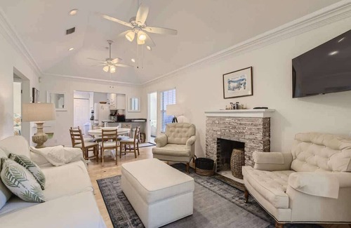 Flamingo Parks House | Nini’s Cottage - Family-Friendly Pool Days & Cabana Nights Await