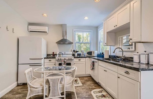 Flamingo Parks House | Nini’s Cottage - Family-Friendly Pool Days & Cabana Nights Await
