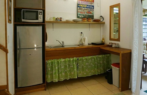 Takitumu District Cottage | Nirvana -super value for money option to stay 300m walk from the Turtle Tours !