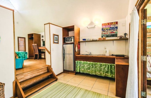 Takitumu District Cottage | Nirvana -super value for money option to stay 300m walk from the Turtle Tours !