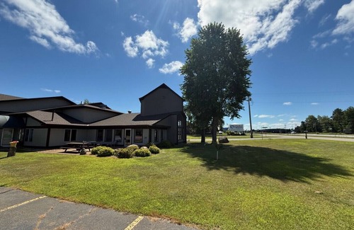 Nisswa House | Nisswa Boutique Hotel & Suites – 2 Queen Beds