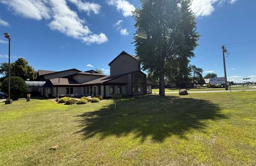 Nisswa House | Nisswa Boutique Hotel & Suites – 2 Queen Beds