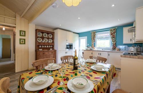 Dinas House | Niwl-y-Mynydd