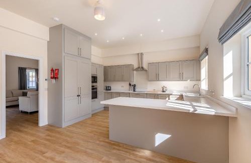 Felton House | No 1 - Sandown Park - Uk47935