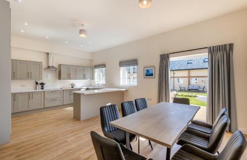 Felton House | No 1 - Sandown Park - Uk47935