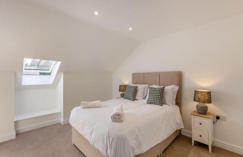 Felton House | No 1 - Sandown Park - Uk47935
