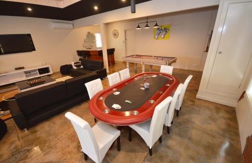 Echuca House | No.40 Echuca - Echuca Holiday Homes