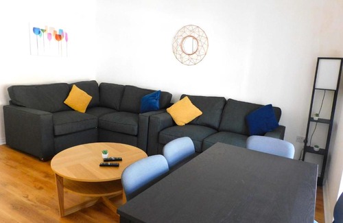 Lanark Apartment | No 9 - Modern 3 Bedroom Apartment in Lanark Town Centre