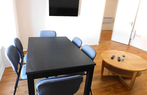 Lanark Apartment | No 9 - Modern 3 Bedroom Apartment in Lanark Town Centre