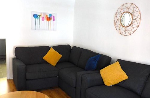 Lanark Apartment | No 9 - Modern 3 Bedroom Apartment in Lanark Town Centre