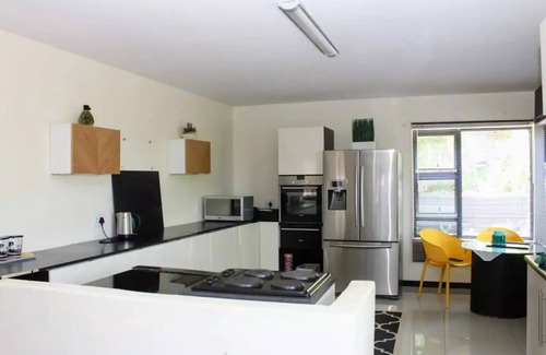 Hartbeespoort House | No load-shedding, wi-fi & pool