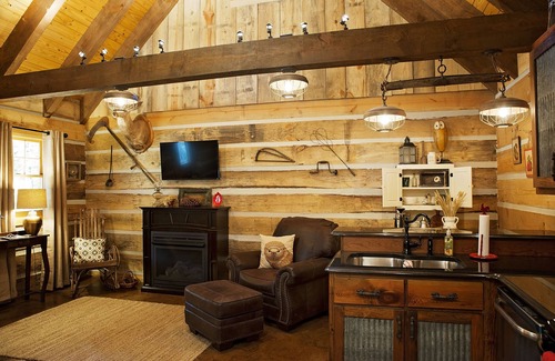 Corinth Cabin | NO PETS. Log Cabin in Corinth, Ms. Close to Shiloh National Park & Pickwick Lake