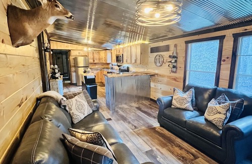 Huntsville House | No trailering secluded private oasis!