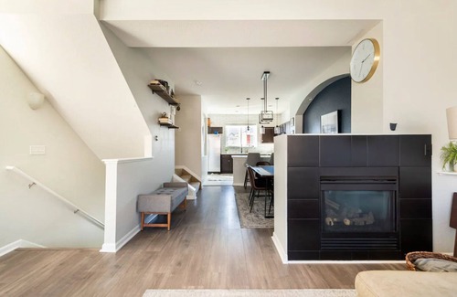 Denver House | No xtra fees, 2br, 2.5ba, 3-story townhome, pet friendly with beautiful kitchen