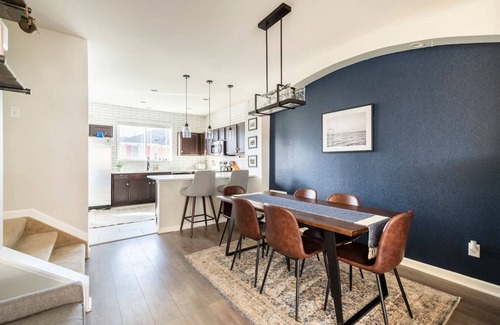 Denver House | No xtra fees, 2br, 2.5ba, 3-story townhome, pet friendly with beautiful kitchen